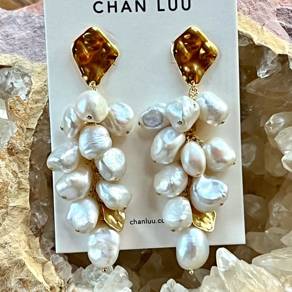 πΊπHPππΊ NWT Anthropologie Chan Luu Gold and Pearl Cluster Chandeliers - Picture 11 of 15